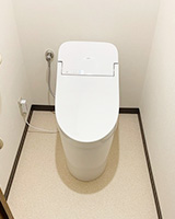 刷毛目調のデザインが軽やかな無地調床とナチュラルな織物調の壁紙を合わせたトイレリフォーム事例画像|TOTO ウォシュレット一体型GG1の施工