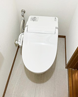 素材感のある石目調の床とライトグレーのマット感がある壁紙を合わせたトイレリフォーム事例画像|パナソニック(Panasonic)タンクレストイレ アラウーノVの施工