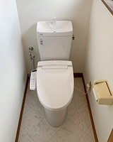 ホワイト系のマーブル柄床と白系壁紙を合わせたトイレリフォーム事例画像|リクシル(LIXIL)アメージュZの施工