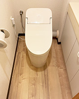 木目調の床とクラシックな白系壁紙を合わせたトイレリフォーム事例画像|TOTO ウォシュレット一体型GG3の施工