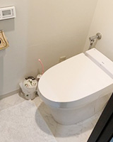 大理石調の床とシックな珪藻土風の壁紙を合わせたトイレリフォーム事例画像|リクシル(LIXIL)タンクレストイレ サティスの施工