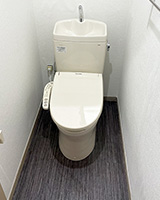 木目調の床と立体感のあるホワイトの壁紙を合わせたトイレリフォーム事例画像|TOTO ピュアレストQR+便座の施工