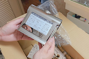 商品に傷などがないか確認をする|お風呂の蛇口(台付き)を自分で交換するDIY手順