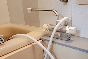 止水後に残り水を出す|お風呂の蛇口(台付き)を自分で交換するDIY手順