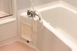 点検口を開ける|お風呂の蛇口(台付き)を自分で交換するDIY手順