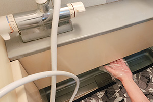 点検口を開ける|お風呂の蛇口(台付き)を自分で交換するDIY手順