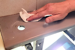 取付部の水アカ汚れを落としておく|お風呂の蛇口(台付き)を自分で交換するDIY手順