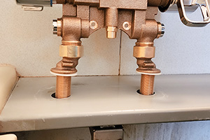 本体を取付穴に差し込み、固定する|お風呂の蛇口(台付き)を自分で交換するDIY手順