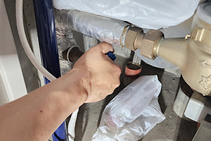 元栓を開けて通水する|お風呂の蛇口(台付き)を自分で交換するDIY手順