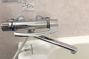 止水後に残り水を出す|お風呂の蛇口(壁付き)を自分で交換するDIY手順