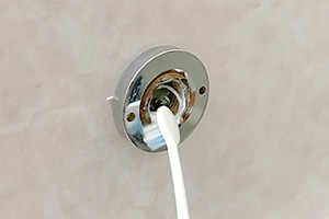 歯ブラシなどで配管を清掃する|お風呂の蛇口(壁付き)を自分で交換するDIY手順
