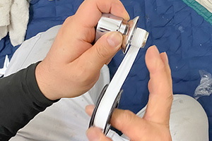 クランクにシールテープを巻く|お風呂の蛇口(壁付き)を自分で交換するDIY手順