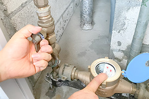 元栓を開けて通水する|お風呂の蛇口(壁付き)を自分で交換するDIY手順