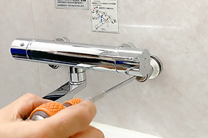 水漏れのチェックと水量を調整する|お風呂の蛇口を自分で交換するDIY手順