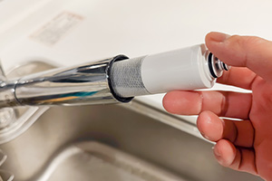 浄水機能付き水栓はカートリッジのエア抜きを行う|キッチン蛇口(ワンホール)を自分で交換するDIY手順