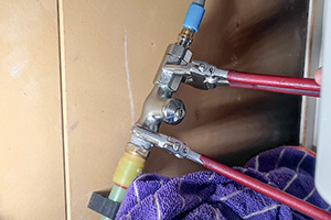 給水・給湯配管からホースを取り外す|キッチン蛇口(ワンホール)を自分で交換するDIY手順