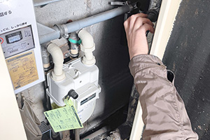 止水栓が無い場合は元栓を止める|キッチン蛇口(ワンホール)を自分で交換するDIY手順