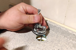 台座を取り付ける|キッチン蛇口(ワンホール)を自分で交換するDIY手順