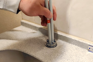 本体を取付穴に差し込む|キッチン蛇口(ワンホール)を自分で交換するDIY手順