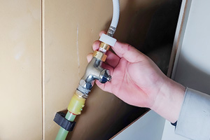 ソケットにホースを接続する|キッチン蛇口(ワンホール)を自分で交換するDIY手順