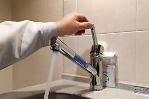 水圧をかけて水漏れがないかチェックする|キッチン蛇口(ワンホール)を自分で交換するDIY手順
