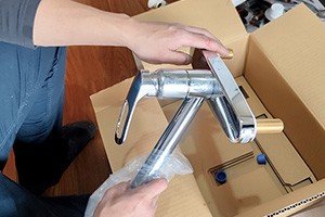 商品に傷などがないか確認をする|キッチン蛇口(ツーホール)を自分で交換するDIY手順
