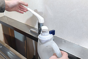 止水後に残り水を出す|キッチン蛇口(ツーホール)を自分で交換するDIY手順