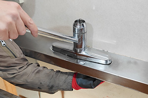 古い蛇口を取り外す|キッチン蛇口(ツーホール)を自分で交換するDIY手順