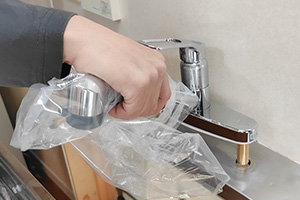 本体を取付穴に差し込み、固定する|キッチン蛇口(ツーホール)を自分で交換するDIY手順