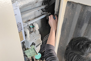 水圧をかけて水漏れがないかチェックする|キッチン蛇口(ツーホール)を自分で交換するDIY手順