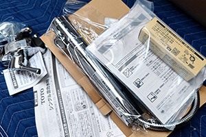 商品に傷などがないか確認をする|キッチン蛇口(壁付き)を自分で交換するDIY手順