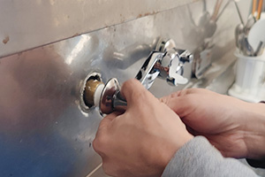 新しいクランクを取り付ける|キッチン蛇口(壁付き)を自分で交換するDIY手順