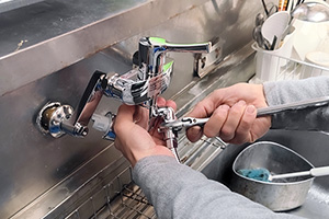 給水ホースとシャワーホースを接続する|キッチン蛇口(壁付き)を自分で交換するDIY手順