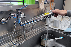 浄水機能付き水栓はカートリッジのエア抜きを行う|キッチン蛇口(壁付き)を自分で交換するDIY手順