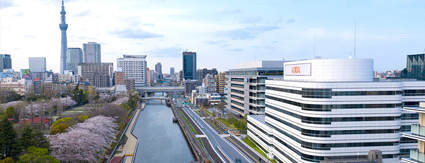 東京スカイツリーを臨む東京都江東区のLIXIL本社ビル