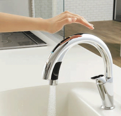タッチセンサーにかざすだけで水が出るので衛生的で汚れにくく節水効果も高い|ナビッシュが選ばれる理由
