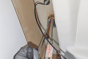 古い蛇口を取り外す|洗面台蛇口(コンビネーション)を自分で交換するDIY手順