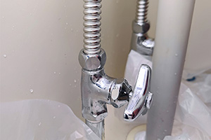給水・給湯配管からホースを取り外す|洗面台蛇口(ツーホール)を自分で交換するDIY手順