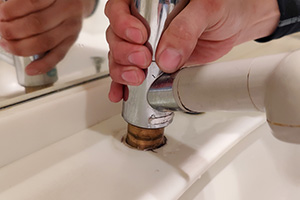 古い蛇口を取り外す|洗面台蛇口(ワンホール)を自分で交換するDIY手順