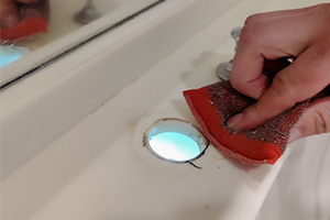 取付部の水アカ汚れを落としておく|洗面台蛇口(ワンホール)を自分で交換するDIY手順