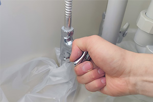 止水して残り水を出す|洗面台蛇口(ツーホール)を自分で交換するDIY手順