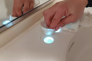 取付部の水アカ汚れを落としておく|洗面台蛇口(ツーホール)を自分で交換するDIY手順