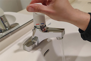 水圧をかけて水漏れがないかチェックする|洗面台蛇口(ツーホール)を自分で交換するDIY手順