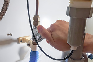止水して残り水を出す|洗面台蛇口を自分で交換するDIY手順