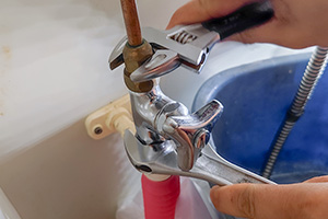 給水・給湯配管からホースを取り外す|洗面台蛇口を自分で交換するDIY手順