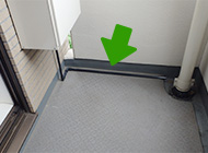 ドレン配管をベランダの側溝に合わせて設置する事例|マンションでエコジョーズ給湯器を導入するための工事