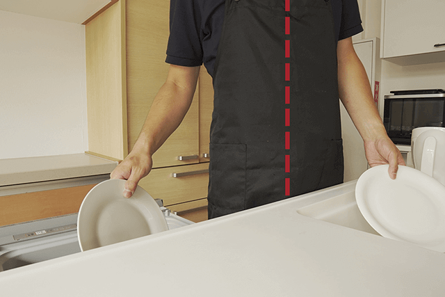 スライドオープンタイプの食洗機で食器を出し入れする|使い勝手・使いやすさ比較