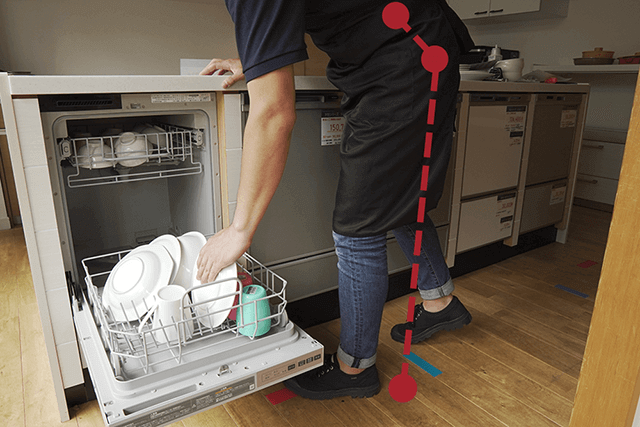 フロントオープンタイプの食洗機で食器を出し入れする|使い勝手・使いやすさ比較