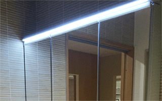 スタイリッシュで明るいワイドLED照明|TOTO サクア化粧鏡の特徴
