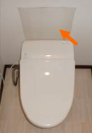 タンク付トイレの背面のみ壁紙がなく壁がむき出しのケース